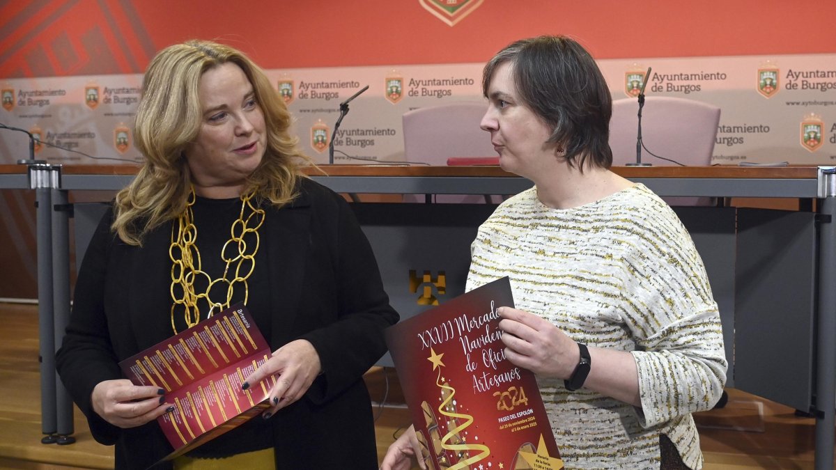 La alcaldesa de Burgos, Cristina Ayala, presenta la Feria de Navidad de Coarte, acompañada por la presidenta de esta asociación de artesanos, Silvia Torrente.