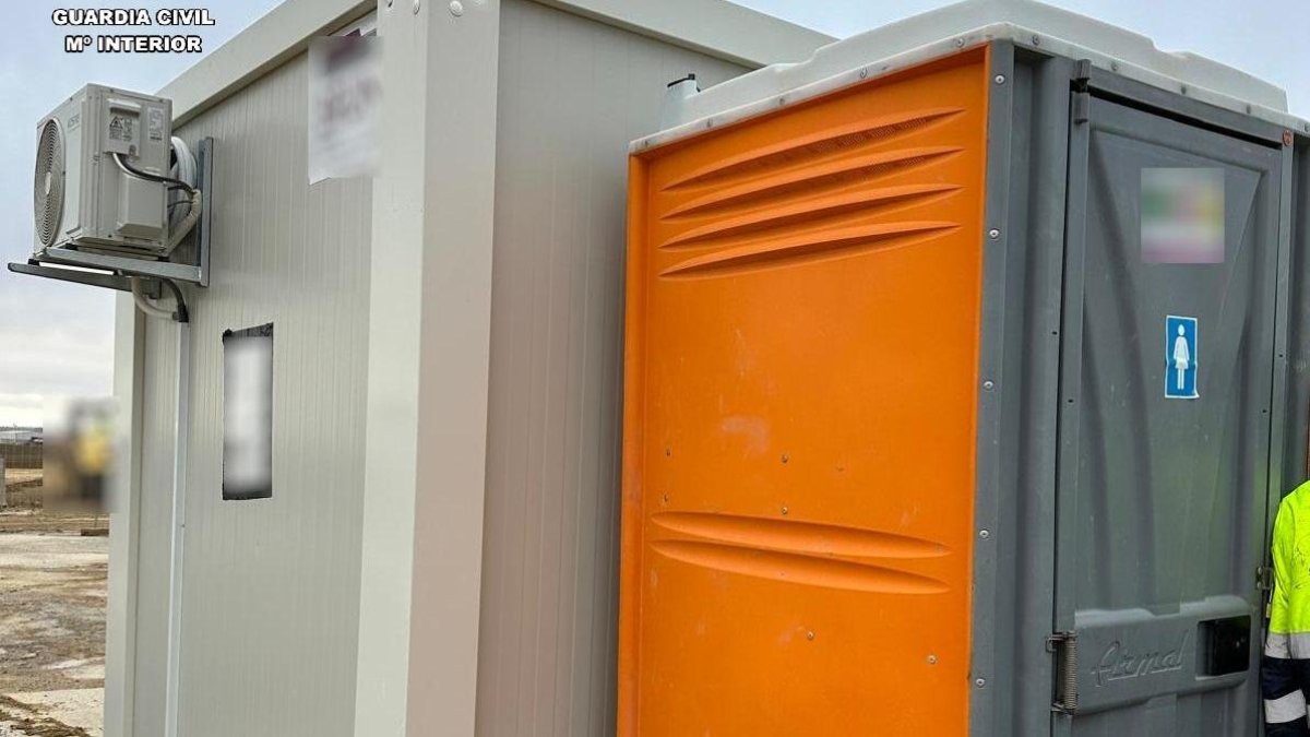 Imagen de la caseta y del baño portátil donde el trabajador hacía labores de vigilancia y de control de acceso.