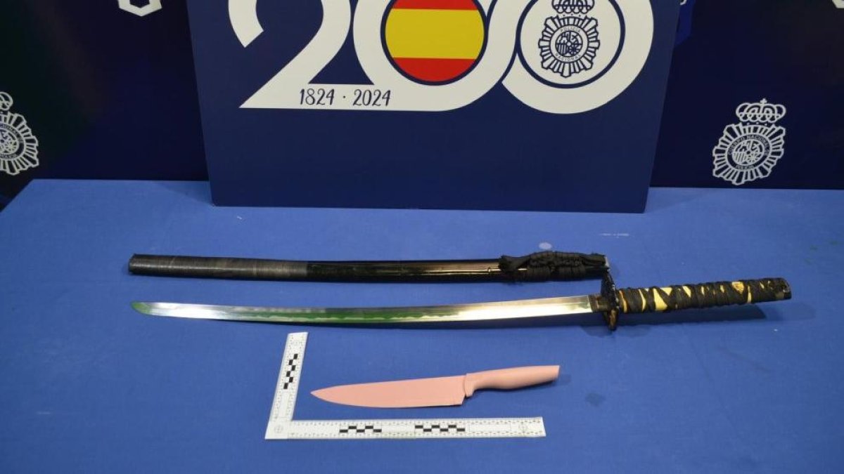 Imagen de la catana y cuchillos empleados