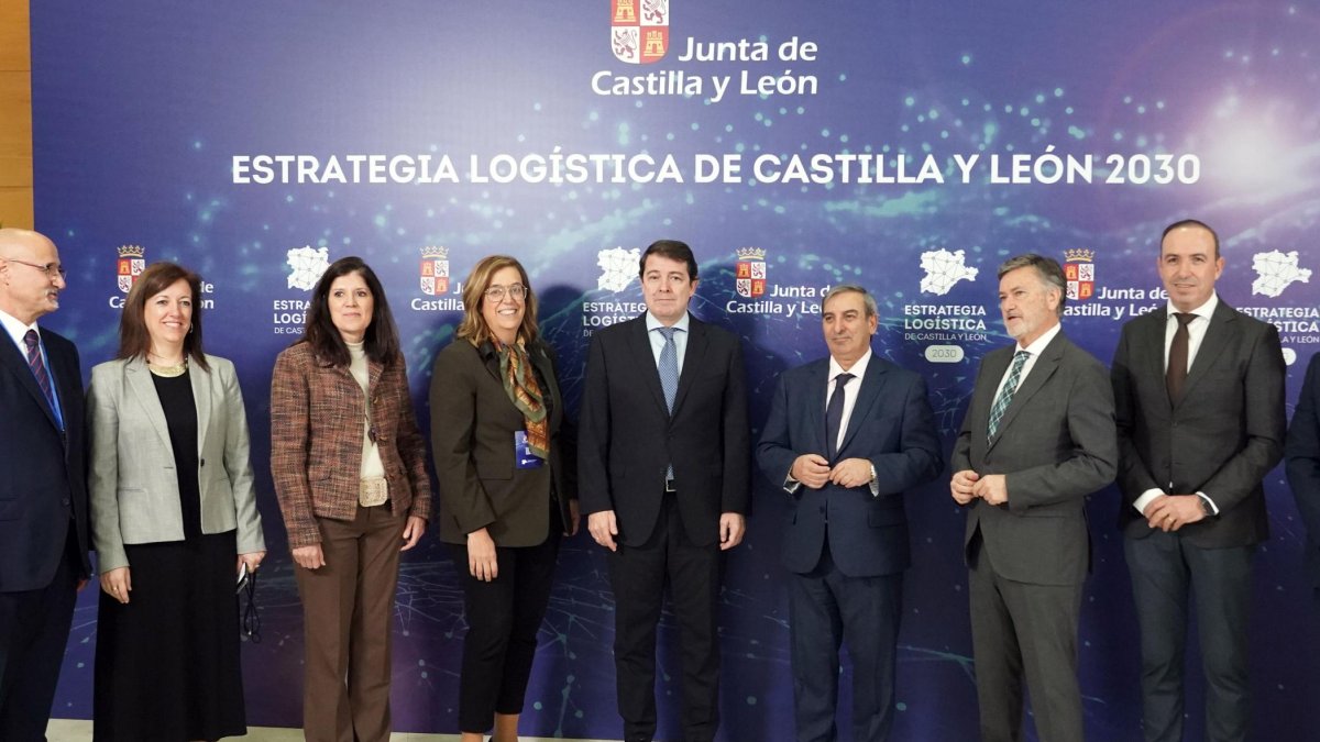 El presidente de la Junta de Castilla y León, Alfonso Fernández Mañueco, y la presidenta de la FRMyP, Ángeles Armisén, presentan la Estrategia Logística de Castilla y León 2030