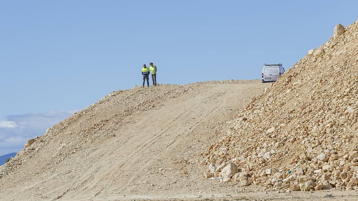 Suárez-Quiñones visita el polígono industrial 'Los Hitales' en Bernuy de Porreros (Segovia). ICAL
