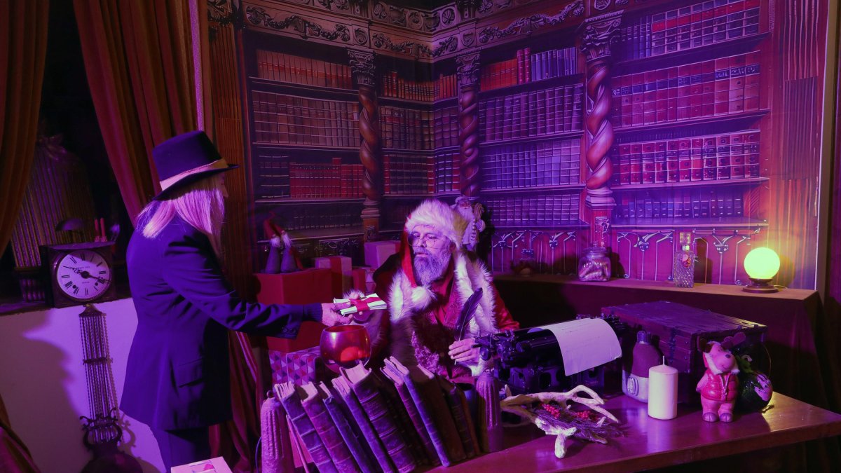 Vaelo-Asociación para el Desarrollo Rural instala La Villa de la Navidad en Paredes de Vava (Palencia) mientras Papa Noel y sus ayudantes clasifican las cartas y preparan los regalos