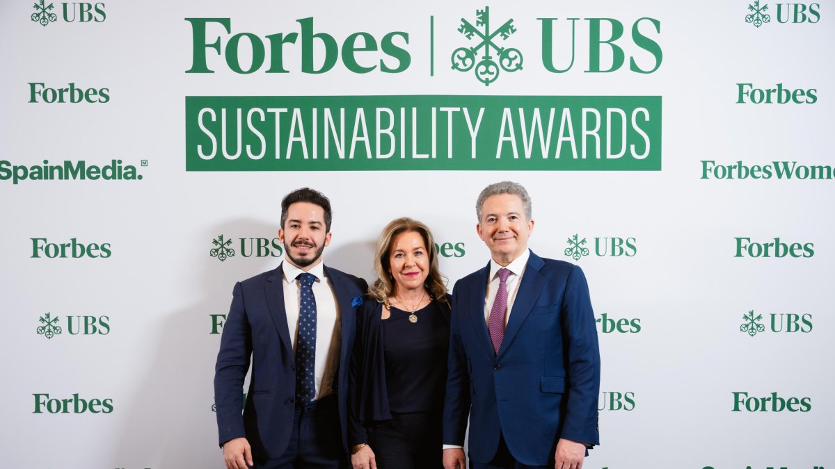 Pedro Palomo (D) en la entrega del premio FORBES-UBS Sustainability 2024 en la Categoría de Agricultura a la Empresa Segoviana Octaviano Palomo