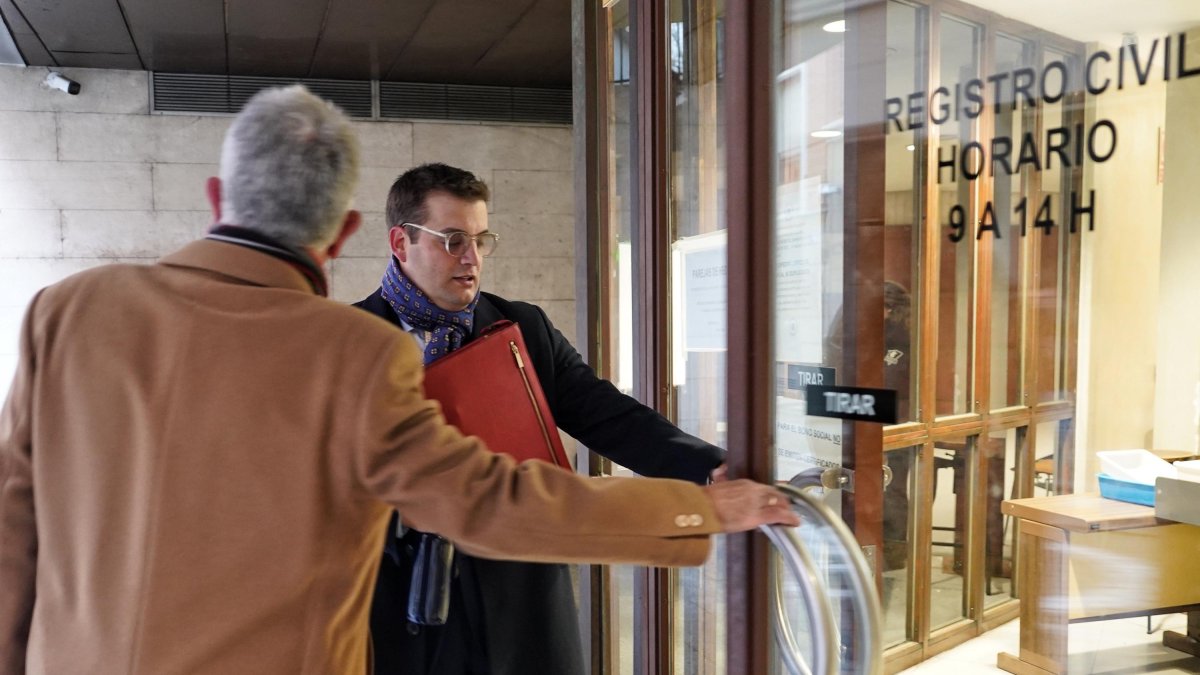 Imagen de archivo del letrado mayor de las Cortes de Castilla y León Marcos Herrero, a la llegada a los juzgados