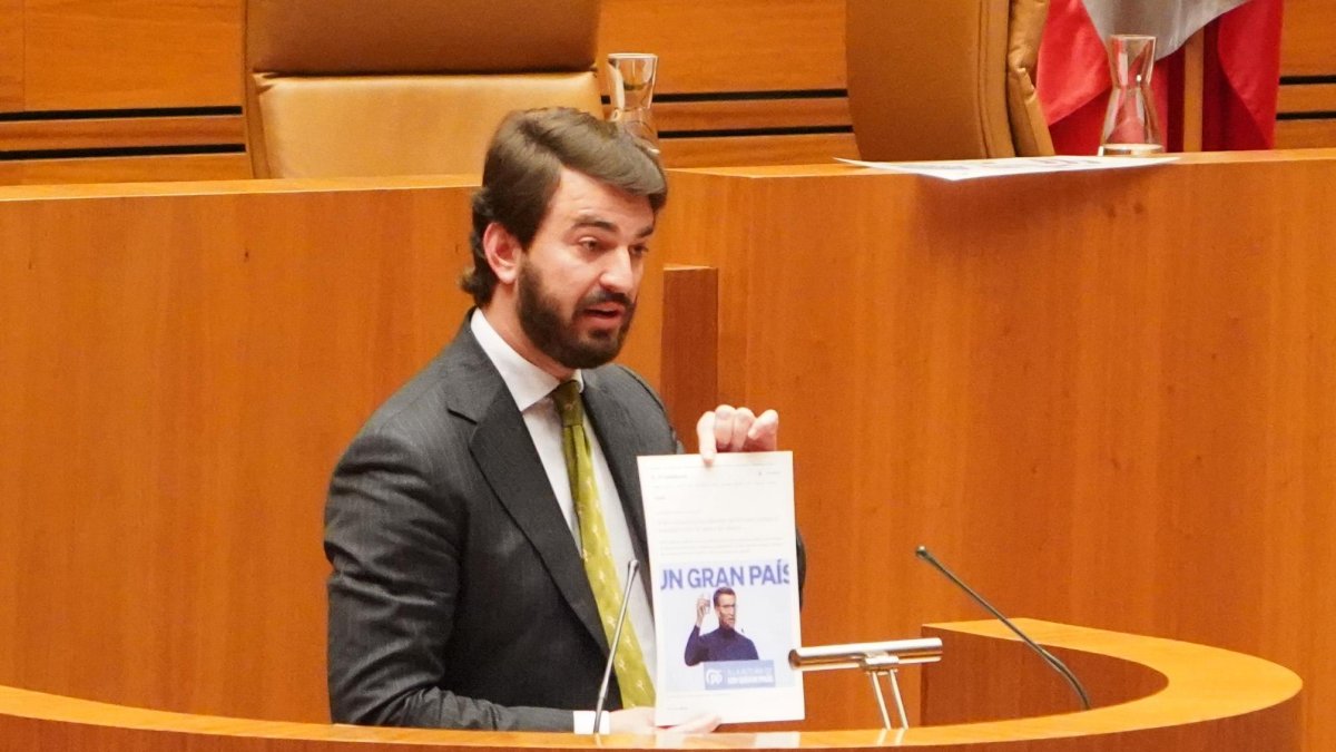 El portavoz de Vox en las Cortes, Juan García-Gallardo, durante la interpelación.
