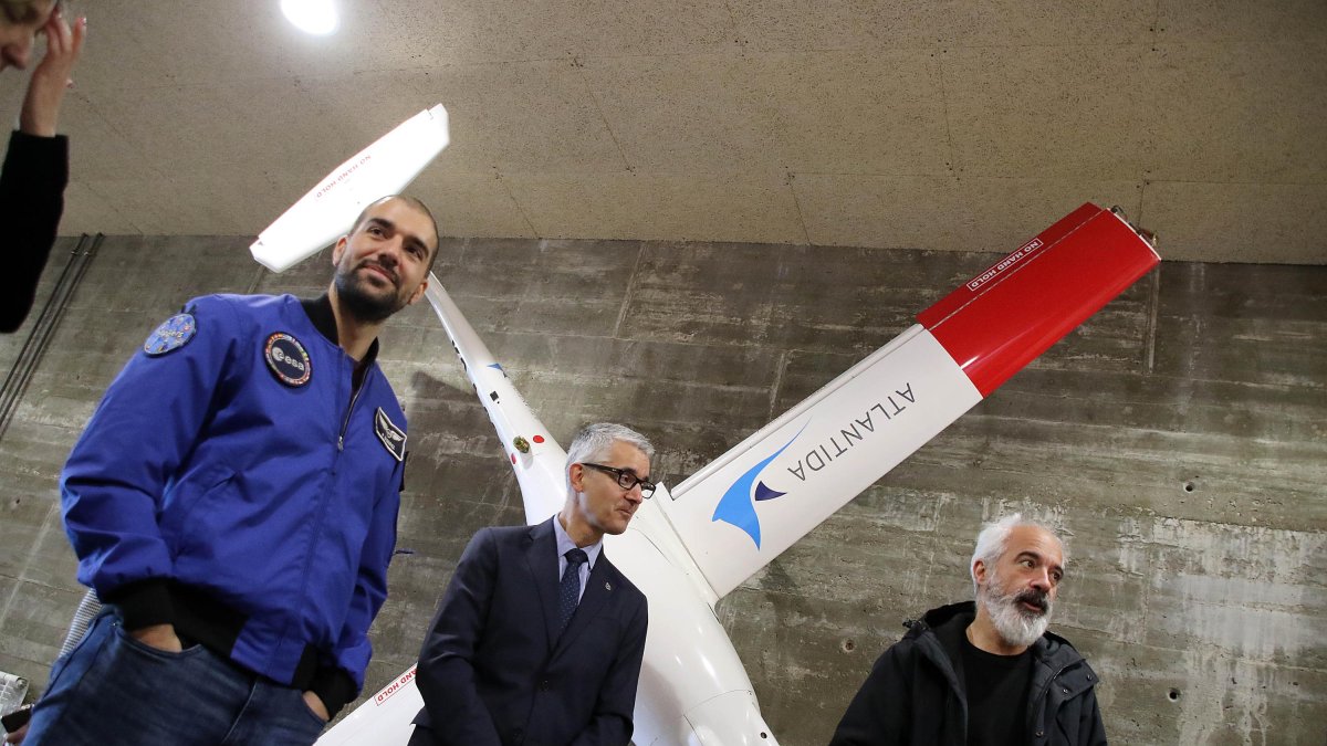 El astronauta Pablo Álvarez visita la Universidad de León, acompañado por la rectora Nuria González y el director de la Escuela de Ingeniería, Joaquín Barreiro