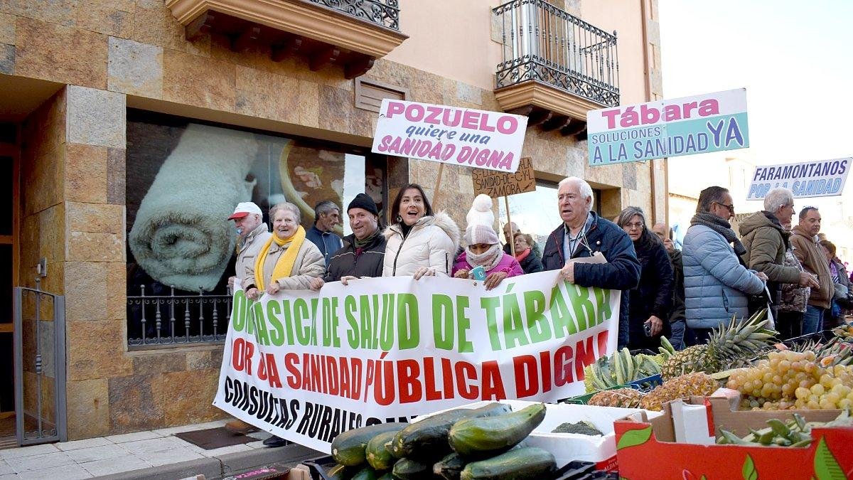 La secretaria de organización del PSOECyL, Ana Sánchez, asiste a la concentración en defensa de la Sanidad de la comarca de Tábara (Zamora). ICAL