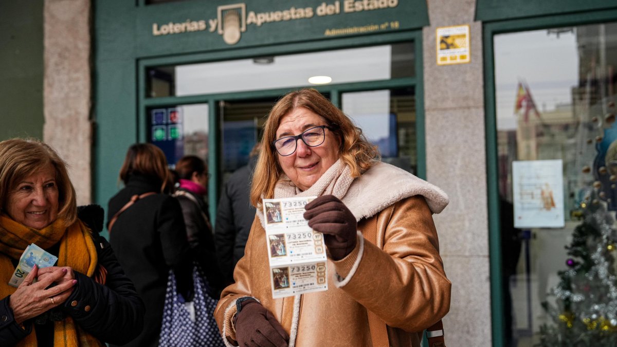 Una mujer muestra los décimos adquiridos en Valladolid en el Gordo de Navidad.
