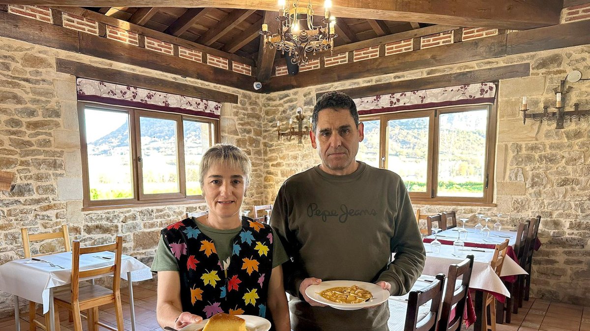Ana María y José Antonio, en el interior del comedor del asador Cueva Kaite.