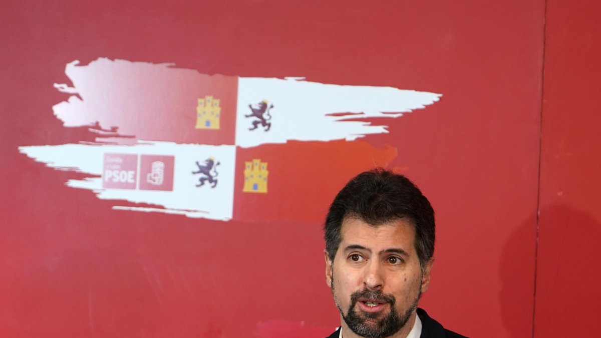 El secretario general del PSOE de Castilla y León y portavoz en las Cortes autonómicas, Luis Tudanca, en una rueda de prensa antes de Navidad.