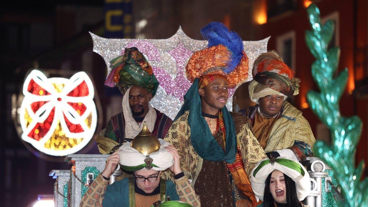Baltasar y su séquito en una carroza de la cabalgata de Reyes de Valladolid. ICAL