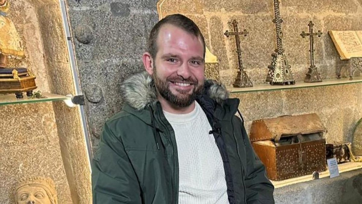 Roberto Velasco, junto al arca que alberga los restos de los pastores de Belén en Ledesma, según la tradición oral. ARGI COMUNICACIÓN