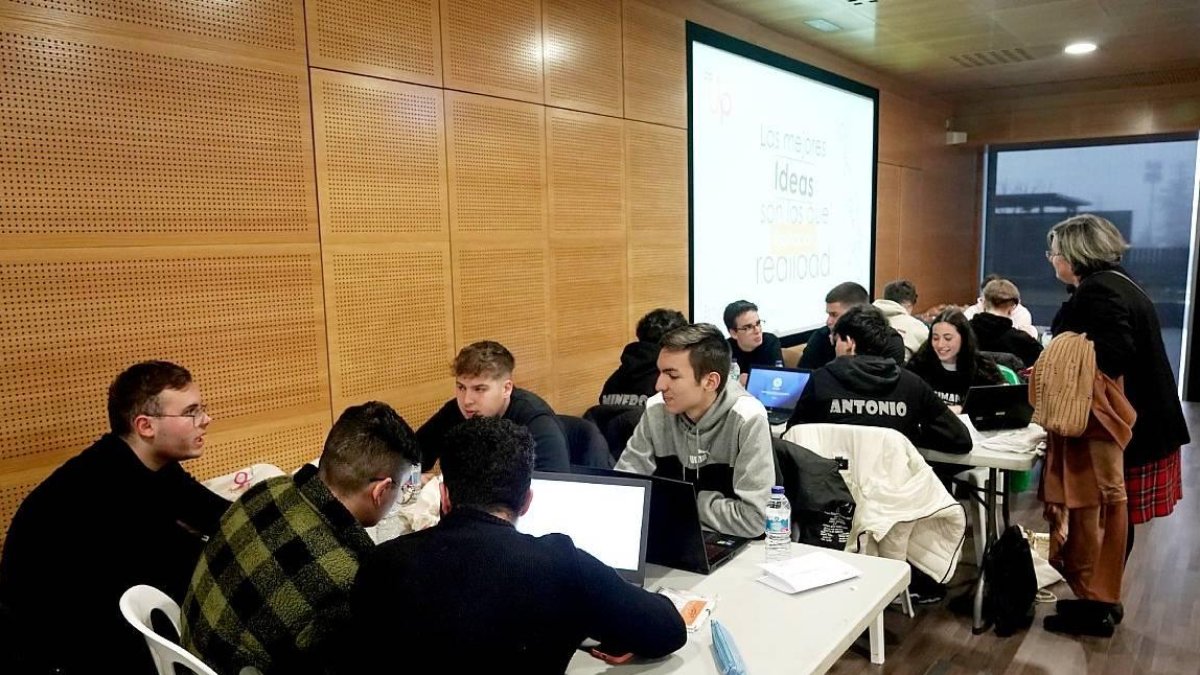 Encuentro colaborativo de estudiantes de FP de Informática en una foto de archivo. ICAL