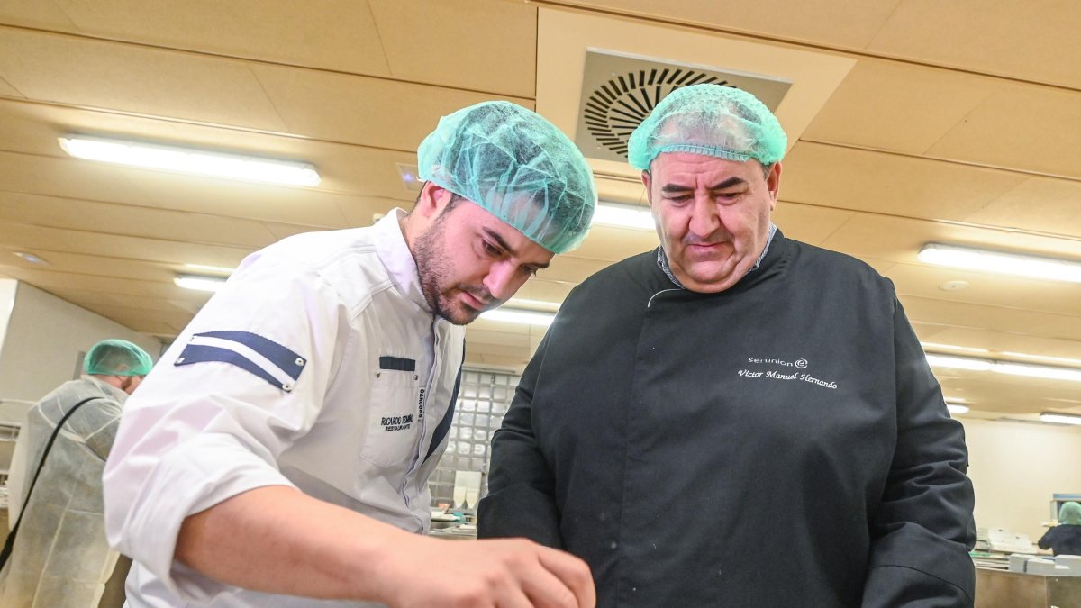 El chef Ricardo Temiño elabora una comida con tintes navideños para los pacientes del HUBU