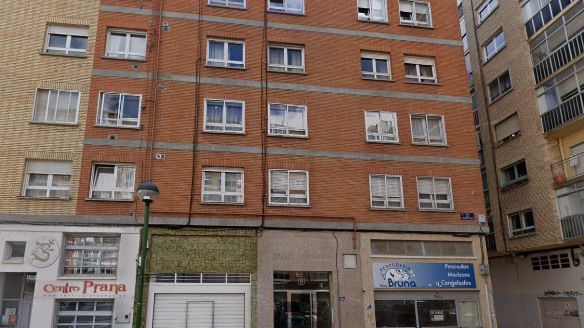 Bloque de viviendas en el número 6 de la Plaza Foramontanos de Burgos, donde tuvo lugar el suceso.