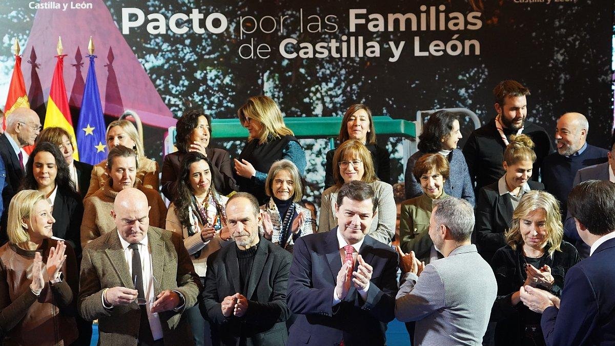 Alfonso Fernández Mañueco, preside el acto de firma del Pacto Social por las familias de Castilla y León. ICAL