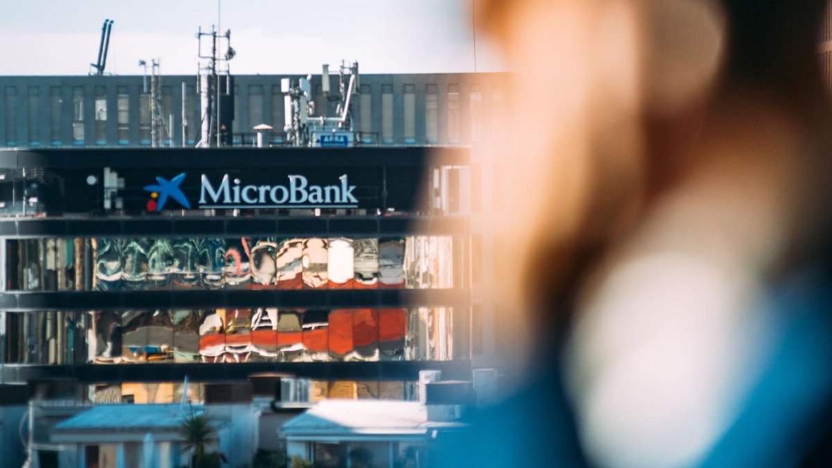 Imagen de archivo de una sede de MicroBank, en banco social de CaixaBank.