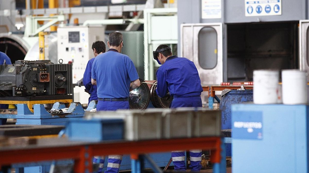 Varios trabajadores en una fábrica en una imagen de archivo