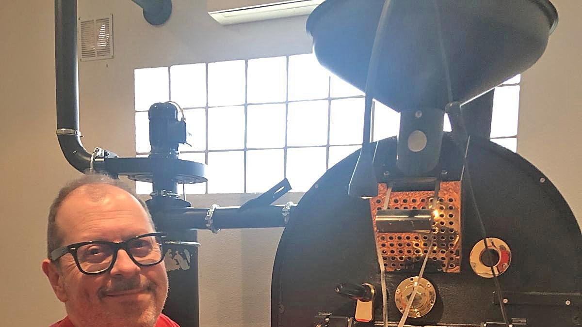 Juanjo muestra el trabajo en su microtostadero de Valladolid.