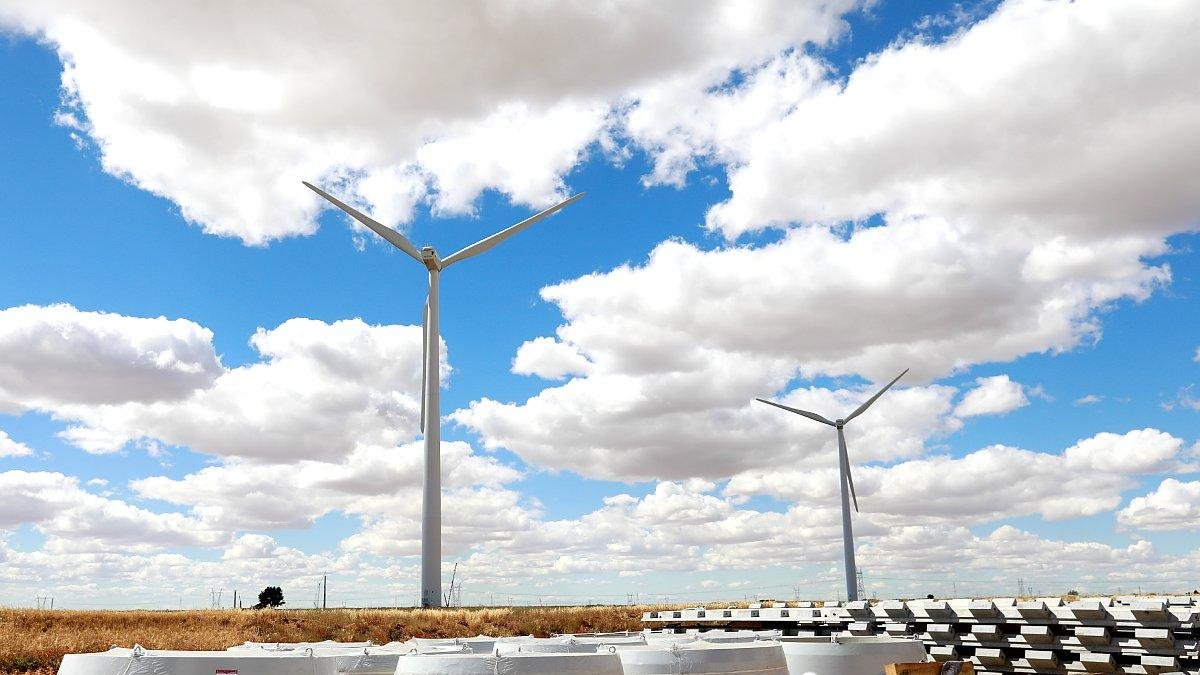 Instalación de aerogeneradores en el municipio vallisoletano de Castromonte. J. M. LOSTAU