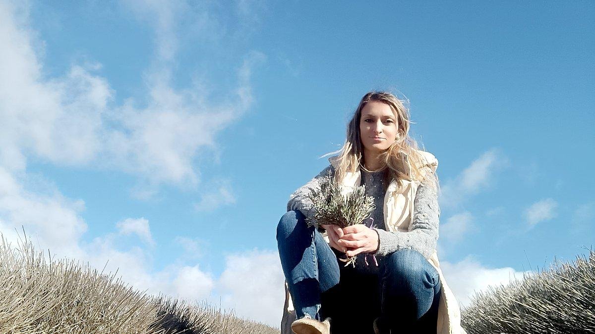 Libertad Cabal va a plantar una nueva parcela de lavandín en la localidad burgalesa de Cilleruelo de Arriba. / E. M.