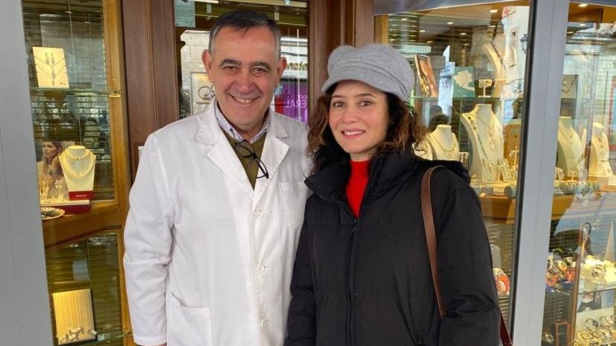 La presidenta de la Comunidad de Madrid, Isabel Díaz Ayuso, con el alcalde de El Burgo, Antonio Pardo