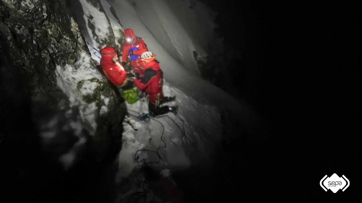Rescate de los dos montañeros enriscados en el Peña Ubiña en León.