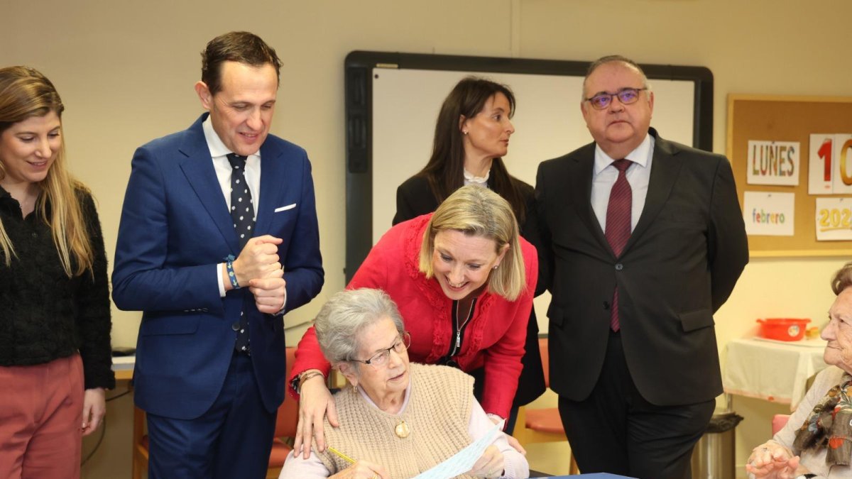 La Consejera de Familia, Isabel Blanco; el consejero de Sanidad, Alejandro Vázquez; y el presidente de la Diputación, Conrado Íscar, visitan la Unidad de Convalecencia Sociosanitaria de la residencia de mayores Cardenal Marcelo