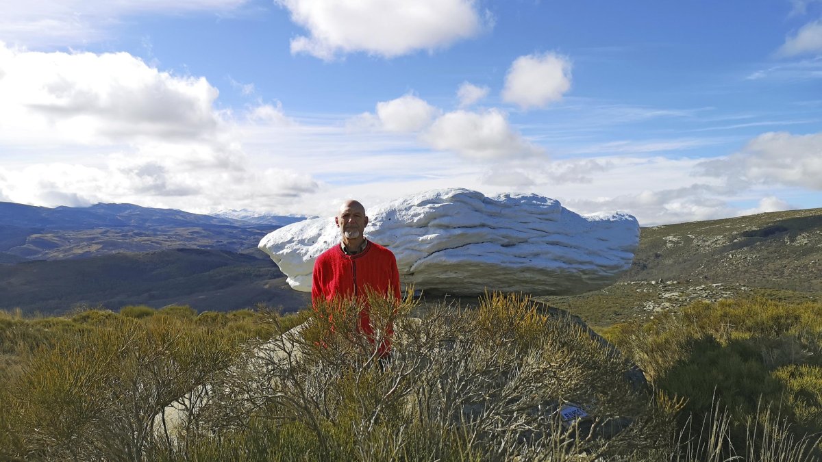 Carlos de Gredos, en el Cerro Gallinero, con la conocida como “Piedra Blanca” al fondo.