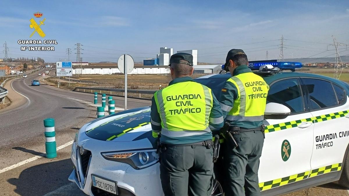 Agentes de la Guardia Civil de Tráfico.
