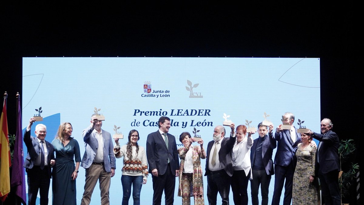 Alfonso Fernández Mañueco, junto a los galardonados con los premios Leader