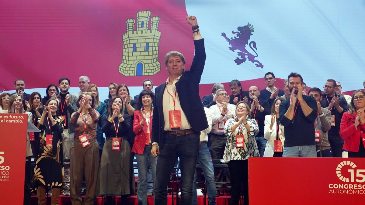 El secretario general del PSOECyL, Carlos Martínez, clausura el XV Congreso Autonómico del partido.