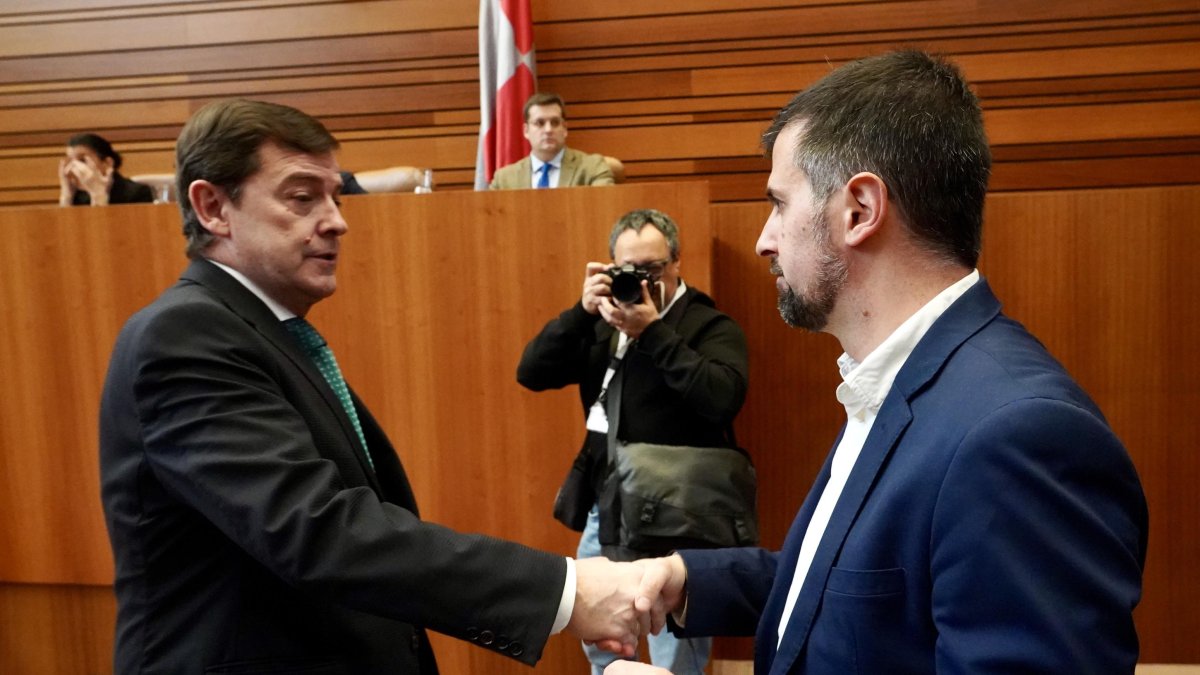 Alfonso Fernández Mañueco y Luis Tudanca antes del inicio del pleno de las Cortes.