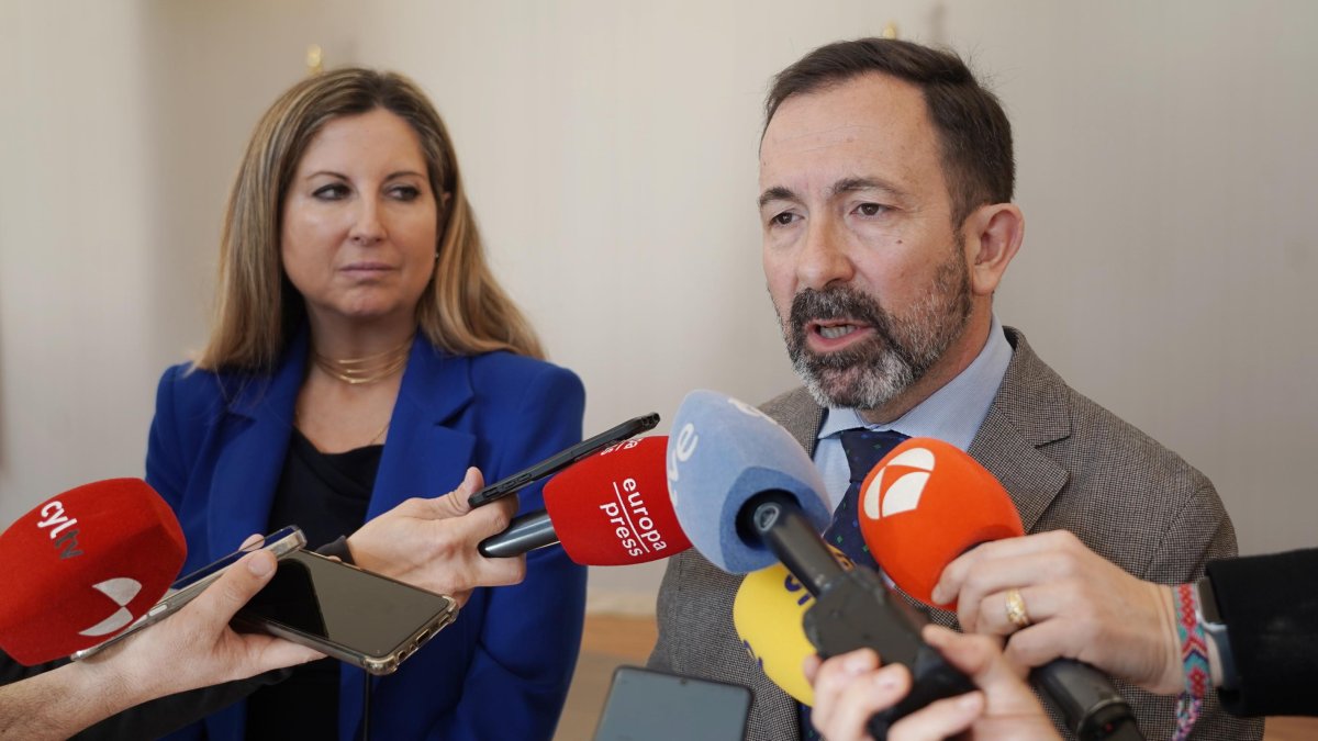 Ana Rosa Hernando y Javier Teira en su comparecencia ante los medios.