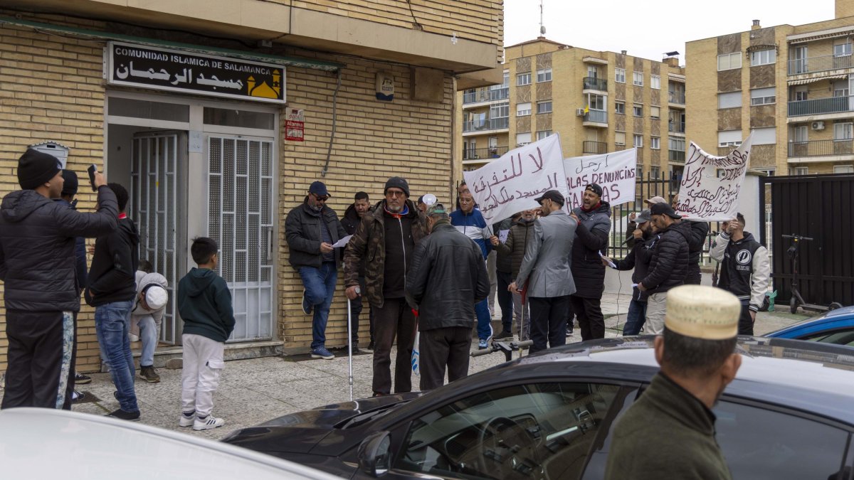 La comunidad musulmana de Salamanca protesta de forma pacífica ante la mezquita de la ciudad contra el actual imán.