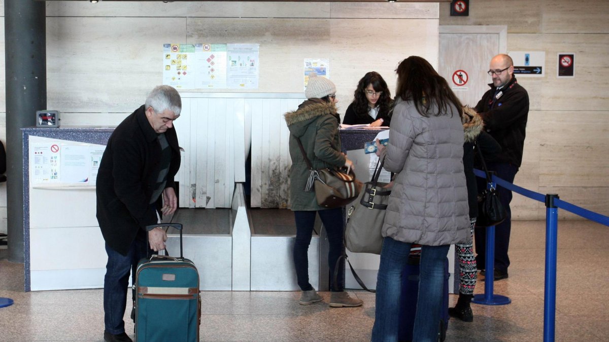 Imagen de archivo de unos pasajeros embarcando en el aeropuerto de Villanubla (Valladolid).