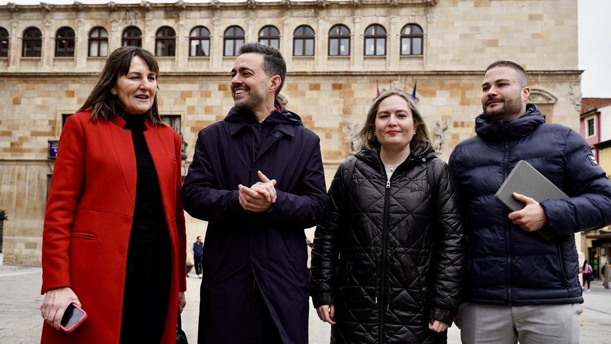 El candidato a la secretaría del PSOE de León, Diego Moreno (2i), en un acto en León.