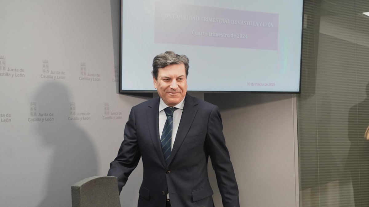 El consejero de Economía y Hacienda y portavoz, Carlos Fernández Carriedo, presenta la contabilidad regional de Castilla y León en 2024. 