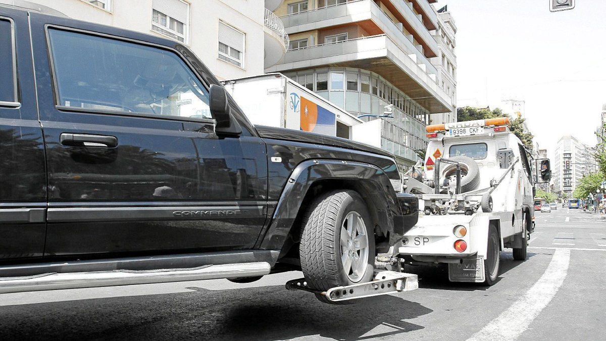 Una grúa municipal traslada a un vehículo al depósito.