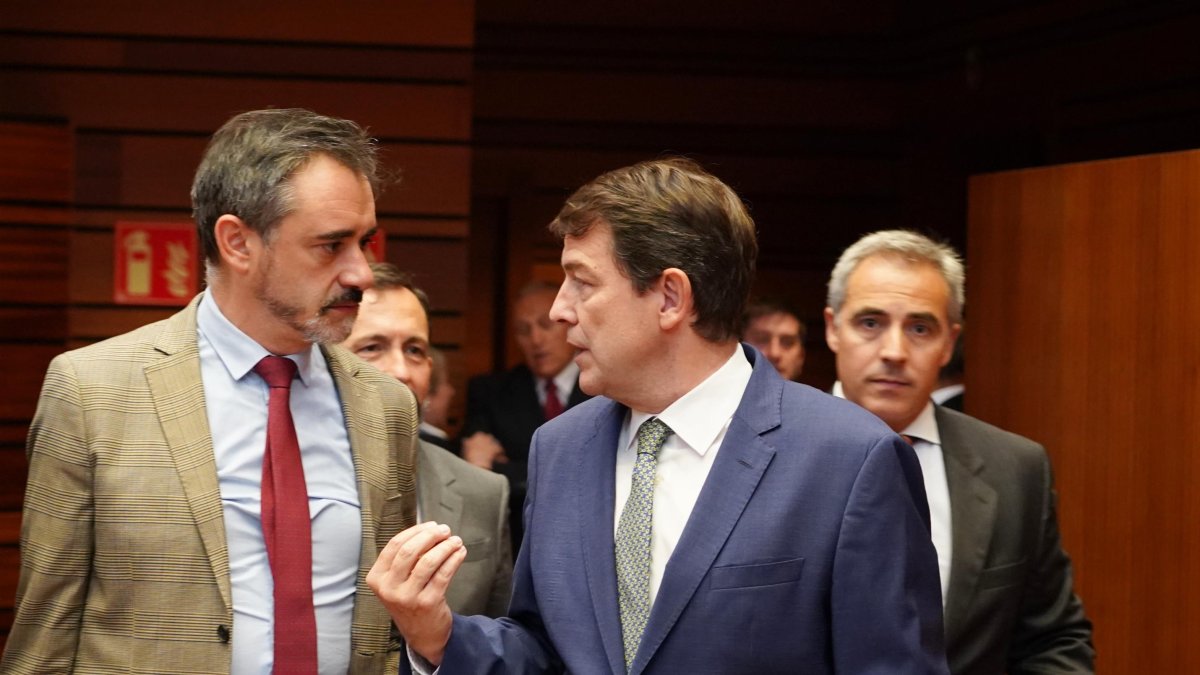 David Hierro y Alfonso Fernández Mañueco durante un pleno de las Cortes, en una imagen de archivo.