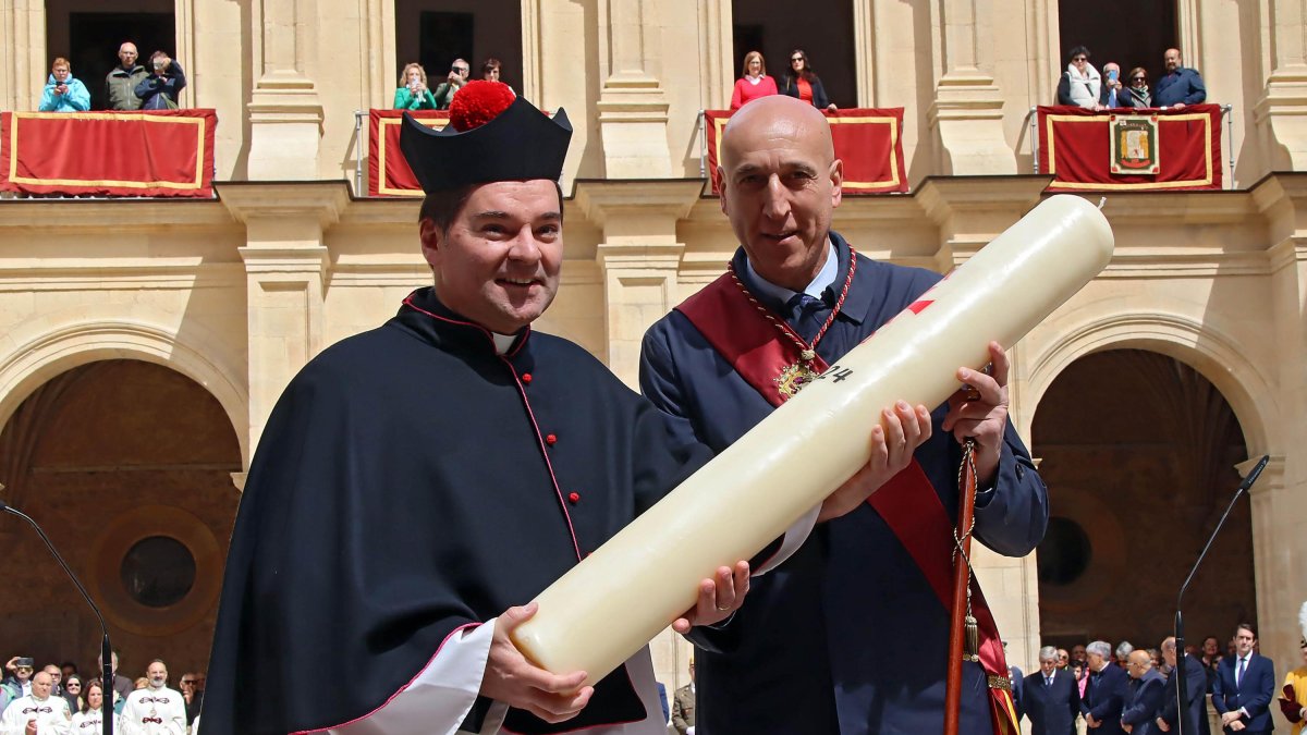 El obispo de León, Luis Ángel de las Heras, y el alcalde José Antonio Diez.