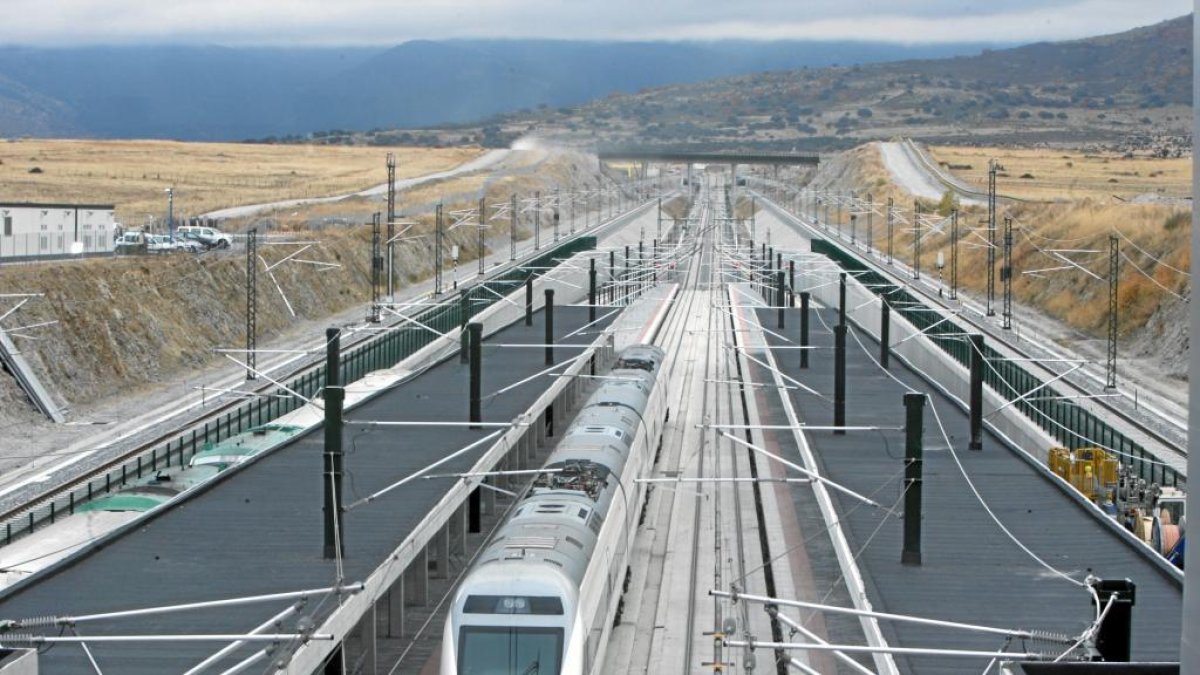 Tren Alvia en la estación de Segovia-Giomar, en una imagen de archivo.