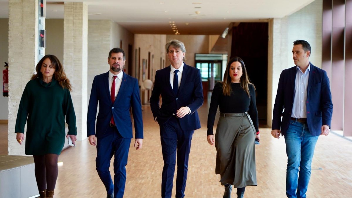Patricia Gómez, Luis Tudanca, Carlos Martínez, Nuria Rubio y Daniel de la Rosa, tras el discurso de Mañueco.