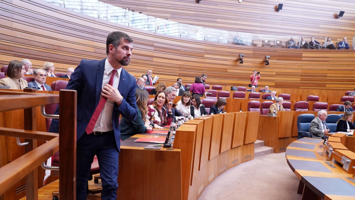 El portavoz del PSOE en las Cortes, Luis Tudanca, durante el debate.