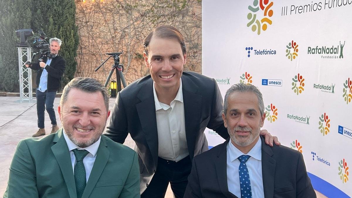 Rafa Nadal con Fran Sardón (i) y Ángel de Propios (d).