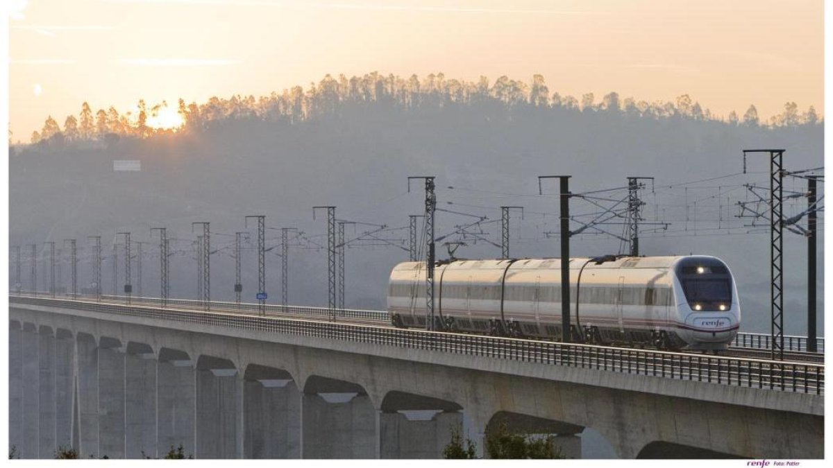 La serie 121 son trenes con 281 plazas capaces de circular por vías de alta velocidad y de ancho ibérico.