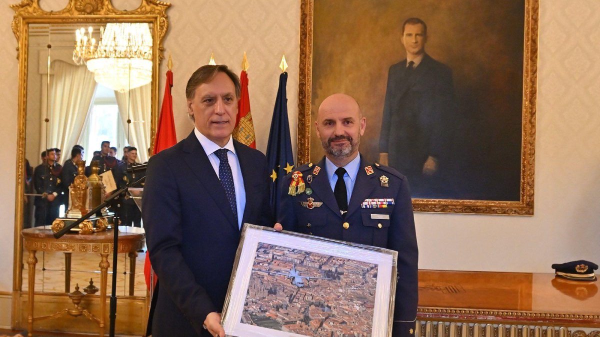 El alcalde de Salamanca, Carlos García Carbayo, entrega la distinción de Huéspedes Distinguidos.