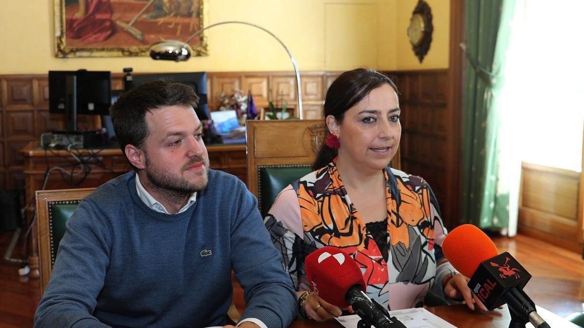 La alcaldesa de Palencia, Miriam Andrés; y el concejal de Urbanismo, Agenta Urbana, Medio Ambiente, obras y movilidad, Álvaro Bilbao.