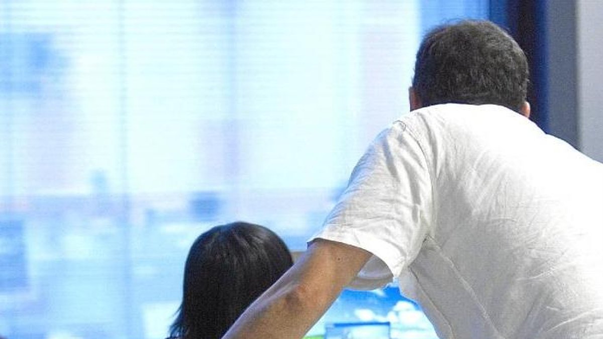 Un hombre y una mujer trabajan en una oficina.