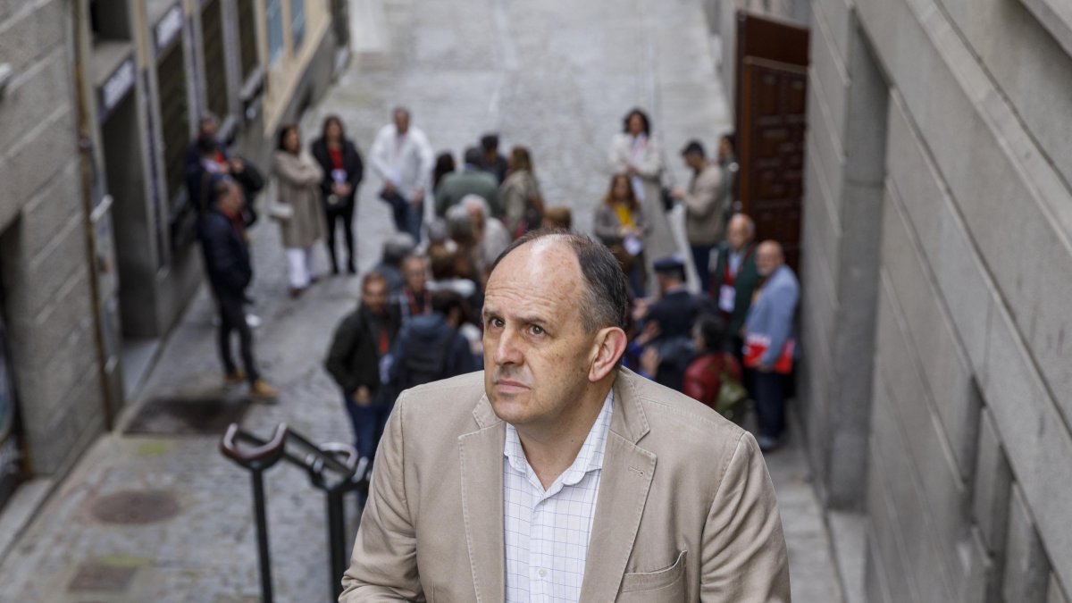 José Luis Aceves, ayer en un rincón de Segovia en el día del congreso provincial.